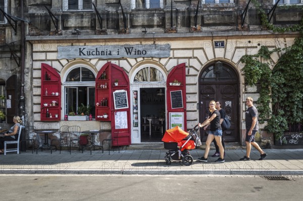 POL Poland Poland Krakow Krakow Tourists walk through the Jewish neighbourhood of Kazimierz along a