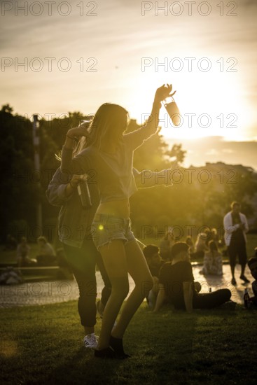 DEU Germany Germany Berlin Young tourists drink wine in the Lustgarten