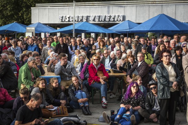 DEU Germany Germany Dresden Election rally of the Left Party in front of an Italian ice cream