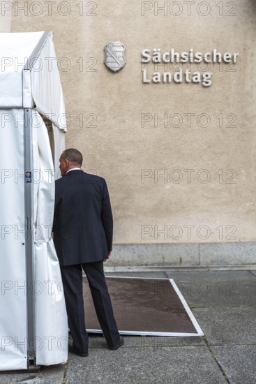 DEU Germany Germany Dresden Impressions of election day in the Saxon state capital.inspector in