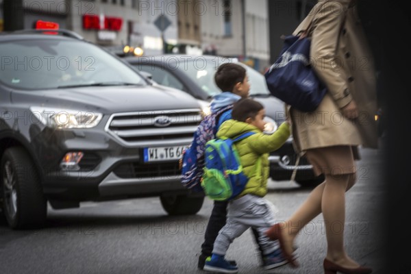 DEU Germany Germany Berlin Street scenes with SUVs at the intersection of Torstraße and Rosenthaler