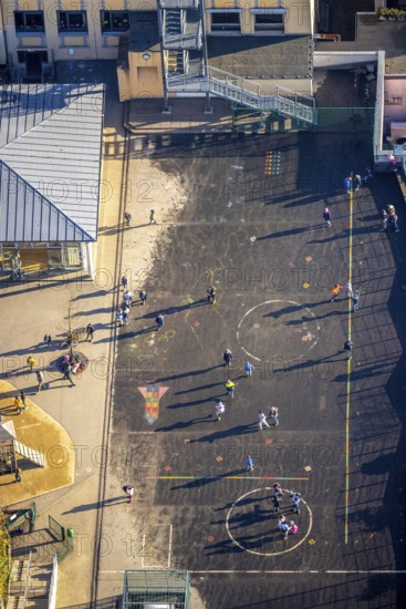 Aerial photo, primary school, Robert-Bonnermann-Schule, schoolyard with playing children, Herdecke,