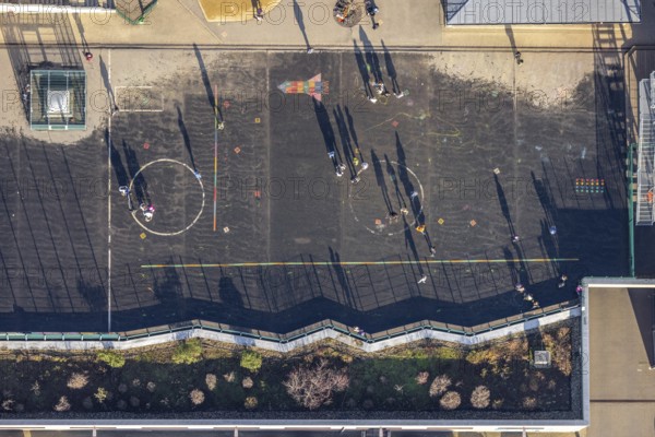 Aerial photo, primary school, Robert-Bonnermann-Schule, schoolyard with playing children, Herdecke,