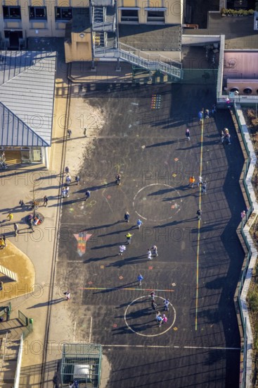 Aerial photo, primary school, Robert-Bonnermann-Schule, schoolyard with playing children, Herdecke,