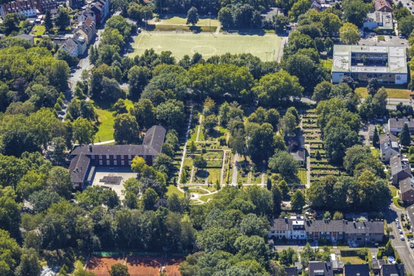 Aerial photograph, Eickeler Park primary school, Hans-Tilkowski-Schule, Wanne Süd cemetery,