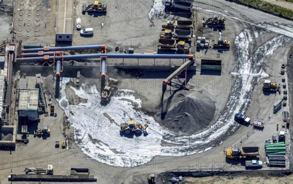 Aerial view, central landfill Emscherbruch ZDE, former Graf Bismarck colliery, loading, lorry