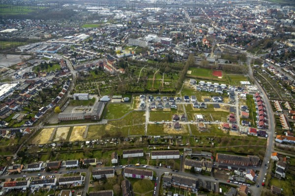 Aerial view, housing estate development area Auf dem Beisenkamp, Eschenallee, sports field