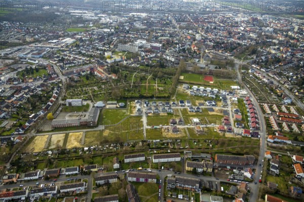 Aerial view, housing estate development area Auf dem Beisenkamp, Eschenallee, sports field