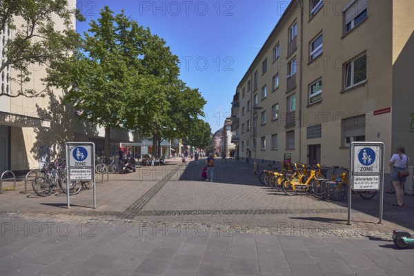 Pedestrian zone, traffic sign pedestrian zone, additional sign free delivery traffic, residential