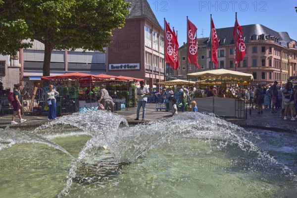 Höfchenbrunnen, fountains, flagpoles, Mainz flag, city coat of arms, pedestrian zone, general