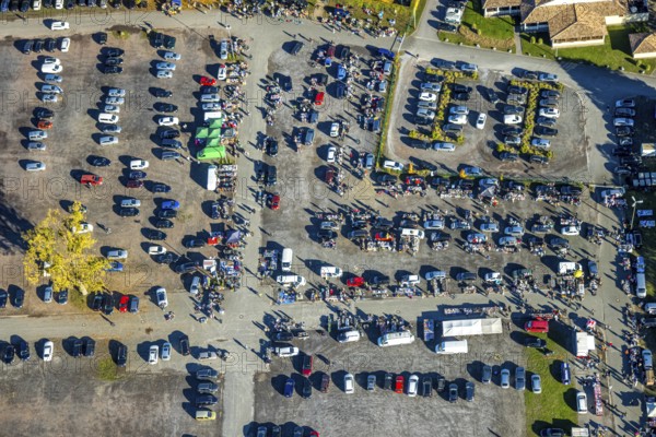 Aerial view, flea market flea market in the parking lot Zentralhallen Ökonomierat-Peitzmeier-Platz,