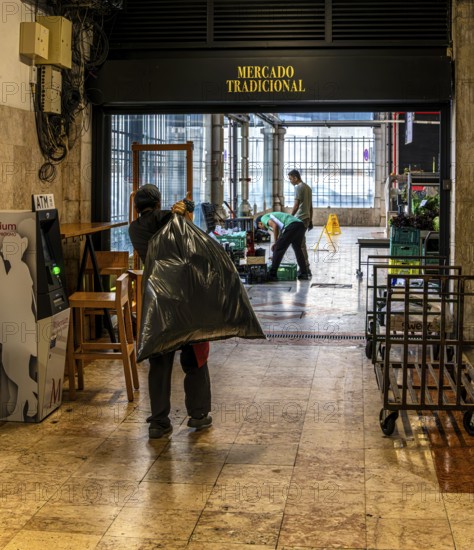 The Mercadeo da Ribeira, also known as TimeOut Market, is the best address for Portuguese