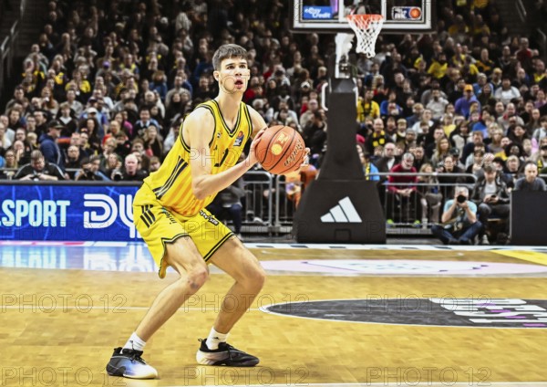 BBL Bundesliga basketball, Alba Berlin, FC Bayern Munich basketball from left Nevio Bennefeld (Alba