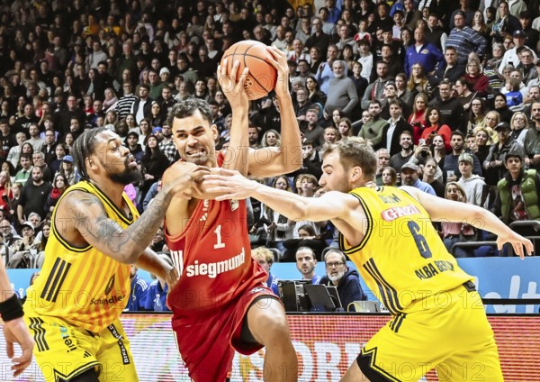 Basketball BBL Bundesliga, Alba Berlin, FC Bayern Munich Basketball from left J'Wan Roberts (Alba
