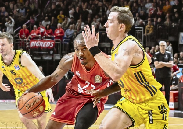 Basketball BBL Bundesliga, Alba Berlin - FC Bayern Munich Basketball from left Isiaha Mike (FC
