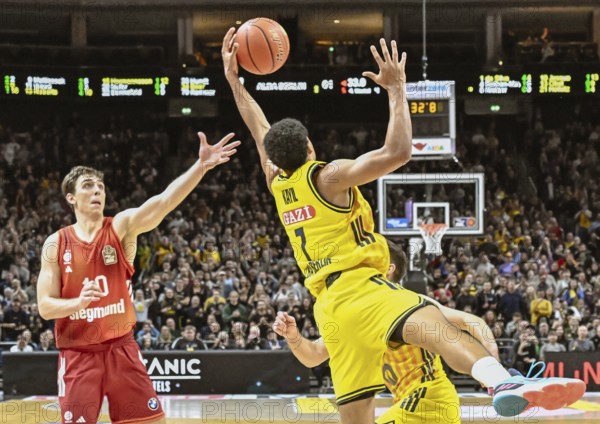 Basketball BBL Bundesliga, Alba Berlin, FC Bayern Munich Basketball from left Justinian Jessup (FC
