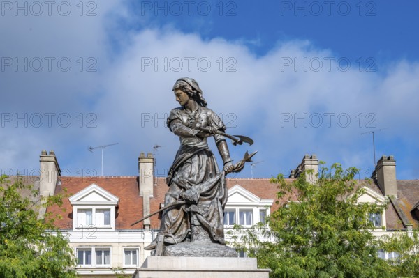 Statue of Jeanne Hachette, made by Gabriel-Vital Dubray (1813—1892), who liberated the city in