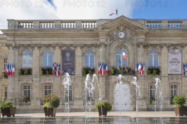 The classicist façade of Beauvais Town Hall (Hotel de Ville) dominates Place Jeanne Hachette. Floor