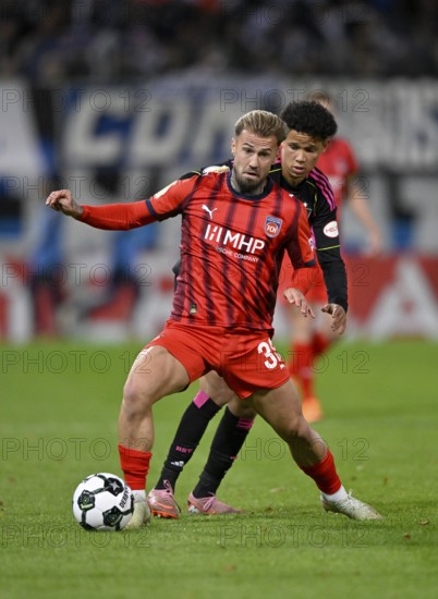 Duel, action Niklas Dorsch 1. FC Heidenheim 1846 FCH (30) against Alexander Rossing-Lelesiit