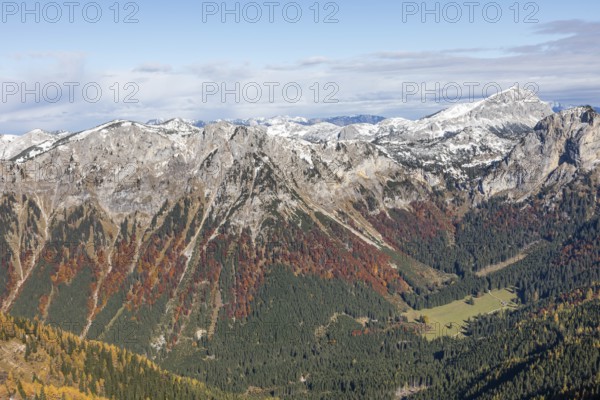 Autumn atmosphere, snow on mountain peaks, autumn foliage, Hochschwab massif, in the Gsollalm