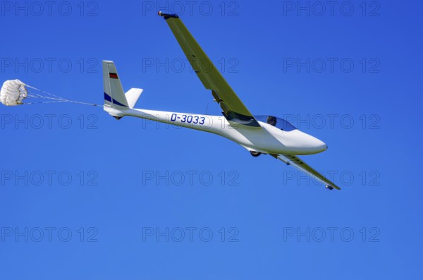A Hänle H-101 somersault glider, registration D-3033, during a demonstration as part of an air show