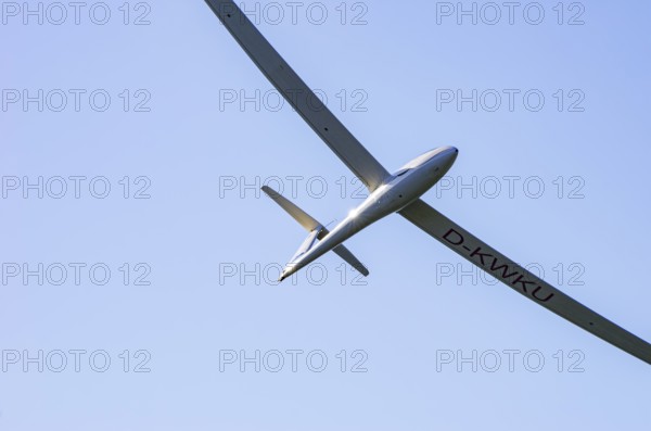 A Schempp-Hirth Arcus E motor glider, registration D-KWKU, during a screening as part of an air