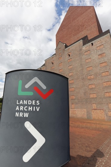 Landesarchiv North Rhine-Westphalia, pillar with logo in front of the building, former granary,