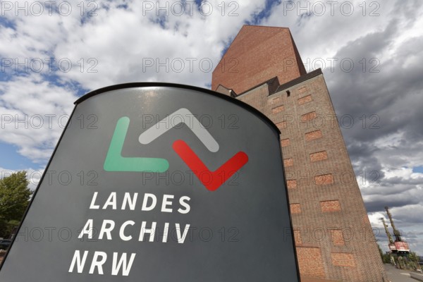 Landesarchiv North Rhine-Westphalia, pillar with logo in front of the building, former granary,