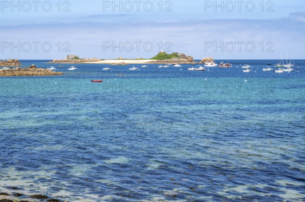 A large rock of pink granite shaped by wind and weather dominates the right foreground, while in