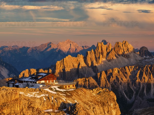 Alpenglühen, Rifugio Lagazuoi and rugged Dolomite peaks in the evening light, Dolomites, Alps,