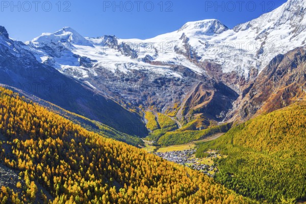 View of the village with Alalin 4027m and Alphubel 4206m in autumn, Saas-Fee, Saasertal, Valais,