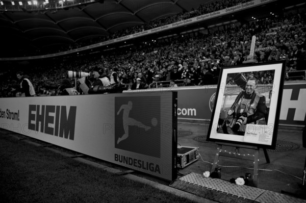 Commemoration of the death of sports photographer Ralf Poller on 14/10/2025, photo on easel,