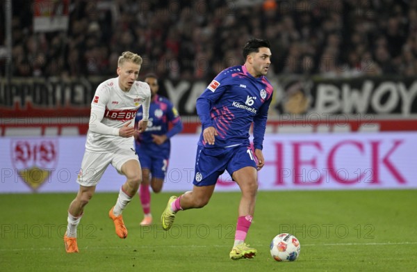 Nadiem Amiri 1. FSV Mainz 05 (10) Action on the ball against Chris Führich VfB Stuttgart (10)