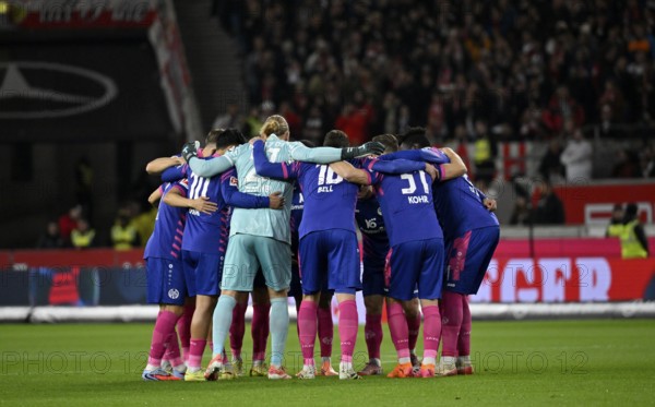 Team building, group of teams in front of the start of the game 1. FSV Mainz 05, MHPArena, MHP