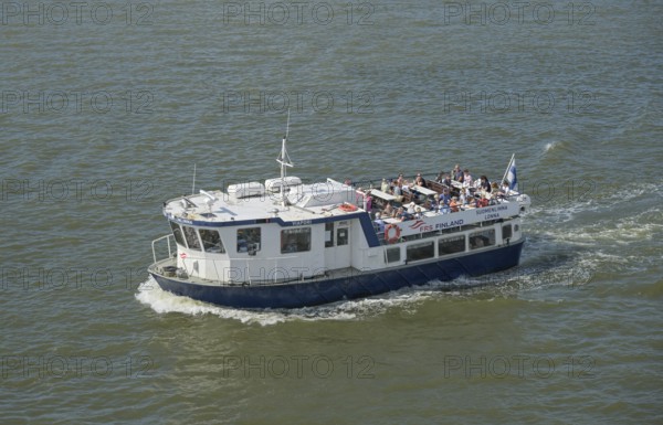 Ferry from Kauppatori fish market to Lonna and Suomenlinna islands, harbour, Helsinki, Finland