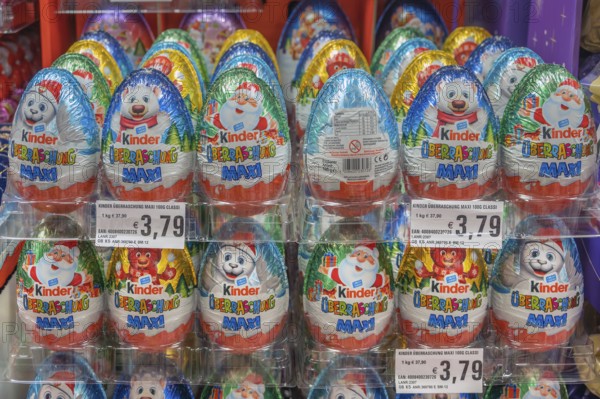 Wholesale market, sale of sweets. Schokolade-Kinder ÜBERASCHUNG MAXI, Allgäu, Swabia, Bavaria,