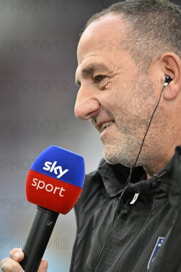 Coach coach Frank Schmidt 1. FC Heidenheim 1846 FCH portrait in interview microphone micro logo SKY