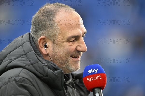 Coach coach Frank Schmidt 1. FC Heidenheim 1846 FCH portrait in interview microphone micro logo SKY