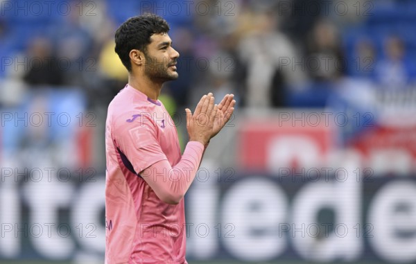 Ozan Kabak TSG 1899 Hoffenheim (05) gesture gesture thanks fans, applauds, TSG 1899 Hoffenheim