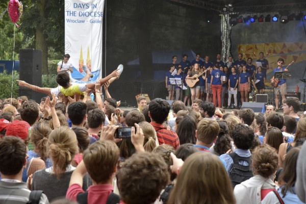 24.07.2016 Wroclaw, Mercy Fest w Park Poludniowy z udzialem pielgrzymow SDM n/z wystep zespolu z