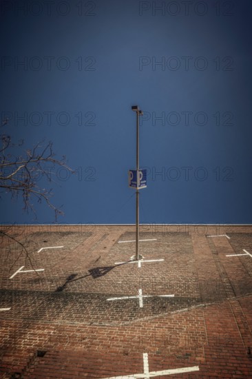 A parking sign on a residents' parking lot in Cologne, taken from a frog's eye view against a