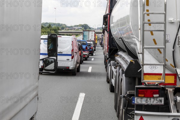 Traffic jam on the A2 towards Dortmund, full closure due to accident — A2, North Rhine-Westphalia,