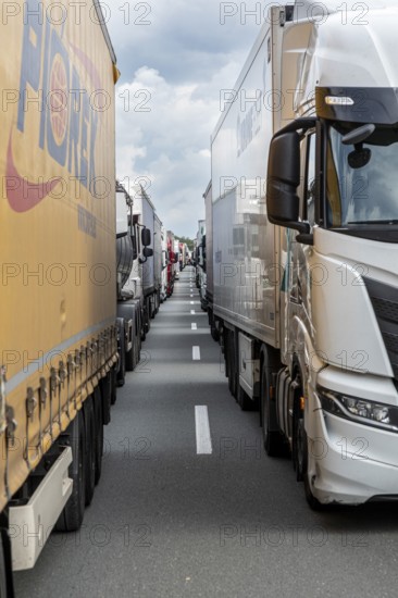 Traffic jam on the A2 towards Dortmund, full closure due to accident — A2, North Rhine-Westphalia,