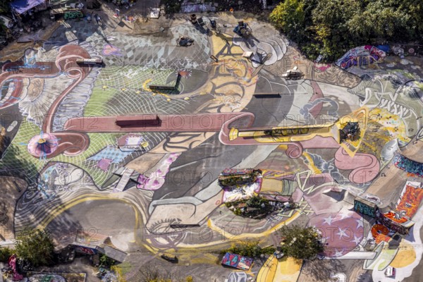 Aerial view, graffiti on the square Harkortstraße corner Münchener Straße, Holsterhausen, Essen,