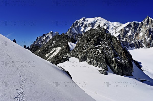 From the left, the mountains, L'Aiguille Blanche de Peuterey, Mont Blanc, Mont Maudit, Pointe