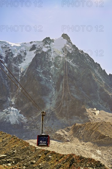 View of the arriving cable car from the Plan de l'Aiguille middle station, in the back the mountain