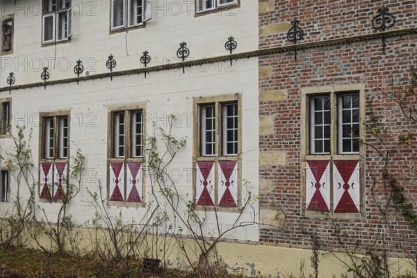 Historic façade with brick, lattice windows and red and white shops in a quiet autumn atmosphere,