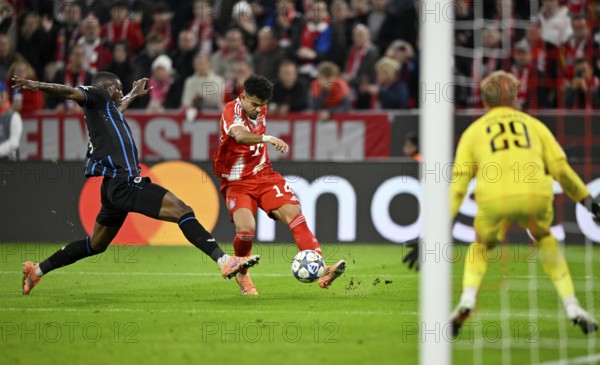 Duel, action Joel Ordonez Club Brugge FC Brugge (04) against Luis Diaz FC Bayern Munich FCB (14)