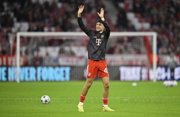 Warm-up training Aleksandar Pavlovic FC Bayern Munich FCB (45) waves towards Triüben, Champions