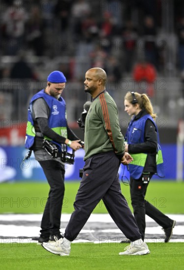Coach coach Vincent Kompany FC Bayern Munich FCB during the field inspection, TV camera, Champions